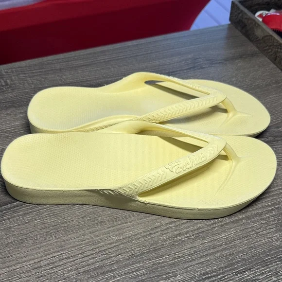 Women’s Pale Yellow Flip Flop Sandals - Casual Beach Slides - Picture 3 of 4